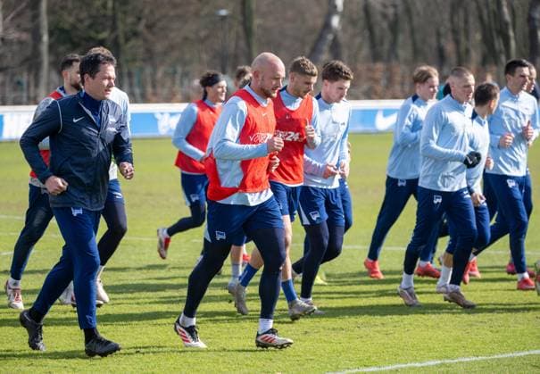 Fußball, Herren, Saison 2024 2025, 2. Bundesliga, Hertha BSC, Training, v. l. Athletik-Trainer Henrik Kuchno (Hertha), Toni Leistner (Hertha BSC), 25.02. 2025, Copyright: xMatthiasxKochx