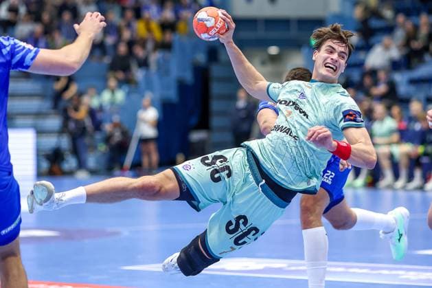 Bilder des Jahres 2025, Sport 02 Februar Sport Bilder des Tages 25.02.2025, Handball, European League - Hauptrunde Gruppe IV, VfL Gummersbach - MOL Tatabanya KC, Schwalbe-Arena: Julian Köster (GUM 7) behauptet sich und wirft auf das Tor Nordrhein-Westfalen Deutschland *** 25 02 2025, Handball, European League Main Round Group IV, VfL Gummersbach MOL Tatabanya KC, Schwalbe Arena Julian Köster GUM 7 asserts himself and throws on goal North Rhine-Westphalia Germany