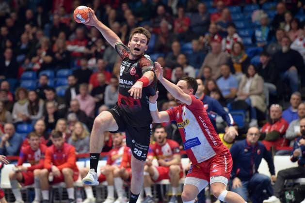Sport Themen der Woche KW09 Sport Bilder des Tages Jonathan Svensson (MT Melsungen 28) beim Wurf; Vukasin Vorkapic (RK Vojvodina, 3) , GER, MT Melsungen - RK Vojvodina (SER), Handball, EHF European League Maenner, Group Matches, Saison 2024 2025, 25.02.2025, GER, MT Melsungen - RK Vojvodina, Handball, EHF Maenner, Group Matches, Saison 2024 2025, 25.02.2025 Kassel *** Jonathan Svensson MT Melsungen 28 on throw Vukasin Vorkapic RK Vojvodina, 3 , GER, MT Melsungen RK Vojvodina SER , Handball, EHF European League Maenner, Group Matches, Saison 2024 2025, 25 02 2025, GER, MT Melsungen RK Vojvodina, Handball, EHF Maenner, Group Matches, Saison 2024 2025, 25 02 2025 Kassel Copyright: xEibner-Pressefotox xRolandxSippex EP_RSL