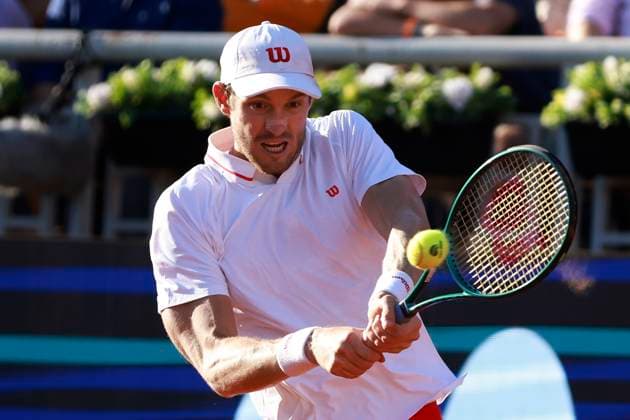 Tenis, Nicolas Jarry vs Camilo Ugo Carabelli El tenista Nicolas Jarry de Chile regresa la bola de Camilo Ugo Carabelli de Argentina por el ATP, Tennis Herren 250 de Santiago 2025 en el Club San Carlos de Apoquindo en Santiago, Chile. 25 02 2025 Felipe Zanca Photosport Tennis, Nicolas Jarry vs Camilo Ugo Carabelli The tennis player Nicolas Jarry of Chile return the ball against of Camilo Ugo Carabelli of Argentina in the match for the ATP 250 Santiago 2025 at the Club San Carlos de Apoquindo in Santiago, Chile. 25 02 2025 Felipe Zanca Photosport Nicol‡s Jarry vs Camilo Ugo Carabelli, ATP Santiago 2025 