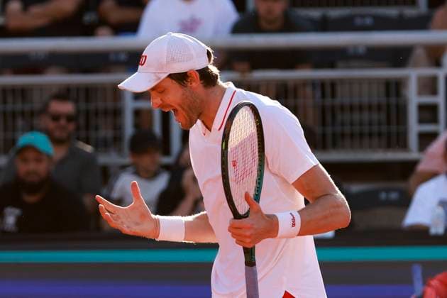 Tenis, Nicolas Jarry vs Camilo Ugo Carabelli El tenista Nicolas Jarry de Chile lamenta perder punto frente a Camilo Ugo Carabelli de Argentina por el ATP, Tennis Herren 250 de Santiago 2025 en el Club San Carlos de Apoquindo en Santiago, Chile. 25 02 2025 Felipe Zanca Photosport Tennis, Nicolas Jarry vs Camilo Ugo Carabelli The tennis player Nicolas Jarry of Chile reacts before loosing point against of Camilo Ugo Carabelli of Argentina in the match for the ATP 250 Santiago 2025 at the Club San Carlos de Apoquindo in Santiago, Chile. 25 02 2025 Felipe Zanca Photosport Nicol‡s Jarry vs Camilo Ugo Carabelli, ATP Santiago 2025 