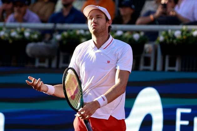 Tenis, Nicolas Jarry vs Camilo Ugo Carabelli El tenista Nicolas Jarry de Chile lamenta perder punto frente a Camilo Ugo Carabelli de Argentina por el ATP, Tennis Herren 250 de Santiago 2025 en el Club San Carlos de Apoquindo en Santiago, Chile. 25 02 2025 Felipe Zanca Photosport Tennis, Nicolas Jarry vs Camilo Ugo Carabelli The tennis player Nicolas Jarry of Chile reacts before loosing point against of Camilo Ugo Carabelli of Argentina in the match for the ATP 250 Santiago 2025 at the Club San Carlos de Apoquindo in Santiago, Chile. 25 02 2025 Felipe Zanca Photosport Nicol‡s Jarry vs Camilo Ugo Carabelli, ATP Santiago 2025 