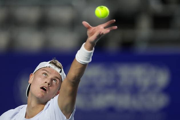 (250226) -- ACAPULCO, Feb. 26, 2025 -- Holger Rune of Denmark serves during the men s singles round of 32 match against Roberto Carballes Baena of Spain at the 2025 ATP, Tennis Herren Mexican Open tennis tournament in Acapulco, Mexico, Feb. 25, 2025. (Photo by Xinhua) (SP)MEXICO-ACAPULCO-TENNIS-ATP-MEXICAN OPEN-MEN S SINGLES FranciscoxCanedo 