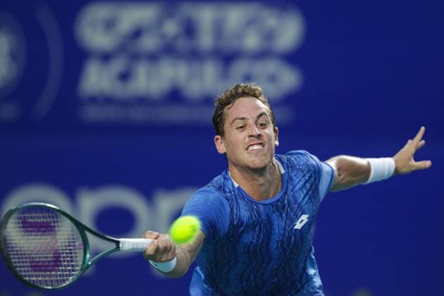 (250226) -- ACAPULCO, Feb. 26, 2025 -- Roberto Carballes Baena of Spain hits a return during the men s singles round of 32 match against Holger Rune of Denmark at the 2025 ATP, Tennis Herren Mexican Open tennis tournament in Acapulco, Mexico, Feb. 25, 2025. (Photo by Xinhua) (SP)MEXICO-ACAPULCO-TENNIS-ATP-MEXICAN OPEN-MEN S SINGLES FranciscoxCanedo 