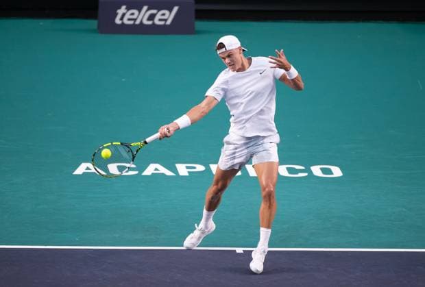 (250226) -- ACAPULCO, Feb. 26, 2025 -- Holger Rune of Denmark hits a return during the men s singles round of 32 match against Roberto Carballes Baena of Spain at the 2025 ATP, Tennis Herren Mexican Open tennis tournament in Acapulco, Mexico, Feb. 25, 2025. ) (SP)MEXICO-ACAPULCO-TENNIS-ATP-MEXICAN OPEN-MEN S SINGLES LixMengxin 