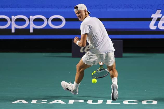 (250226) -- ACAPULCO, Feb. 26, 2025 -- Holger Rune of Denmark hits a return during the men s singles round of 32 match against Roberto Carballes Baena of Spain at the 2025 ATP, Tennis Herren Mexican Open tennis tournament in Acapulco, Mexico, Feb. 25, 2025. (Photo by Xinhua) (SP)MEXICO-ACAPULCO-TENNIS-ATP-MEXICAN OPEN-MEN S SINGLES FranciscoxCanedo 