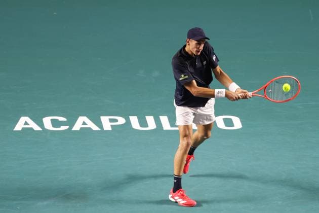 (250226) -- ACAPULCO, Feb. 26, 2025 -- Matteo Arnaldi of Italy hits a return during the men s singles round of 32 match against Alexander Zverev of Germany at the 2025 ATP, Tennis Herren Mexican Open tennis tournament in Acapulco, Mexico, Feb. 25, 2025. (Photo by Xinhua) (SP)MEXICO-ACAPULCO-TENNIS-ATP-MEXICAN OPEN-MEN S SINGLES FranciscoxCanedo 