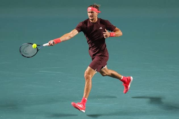 (250226) -- ACAPULCO, Feb. 26, 2025 -- Alexander Zverev of Germany hits a return during the men s singles round of 32 match against Matteo Arnaldi of Italy at the 2025 ATP, Tennis Herren Mexican Open tennis tournament in Acapulco, Mexico, Feb. 25, 2025. (Photo by Xinhua) (SP)MEXICO-ACAPULCO-TENNIS-ATP-MEXICAN OPEN-MEN S SINGLES FranciscoxCanedo 