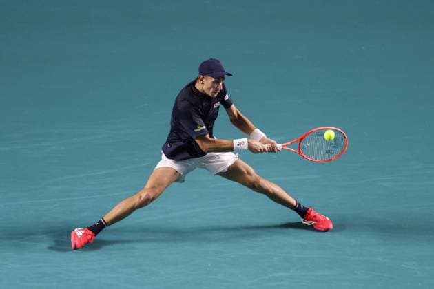 (250226) -- ACAPULCO, Feb. 26, 2025 -- Matteo Arnaldi of Italy hits a return during the men s singles round of 32 match against Alexander Zverev of Germany at the 2025 ATP, Tennis Herren Mexican Open tennis tournament in Acapulco, Mexico, Feb. 25, 2025. (Photo by Xinhua) (SP)MEXICO-ACAPULCO-TENNIS-ATP-MEXICAN OPEN-MEN S SINGLES FranciscoxCanedo 