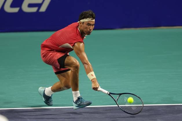 (250226) -- ACAPULCO, Feb. 26, 2025 -- Bu Yunchaokete of China hits a return during the men s singles round of 32 match against Alex Michelsen of the United States at the 2025 ATP, Tennis Herren Mexican Open tennis tournament in Acapulco, Mexico, Feb. 25, 2025. (Photo by Xinhua) (SP)MEXICO-ACAPULCO-TENNIS-ATP-MEXICAN OPEN-MEN S SINGLES FranciscoxCanedo 