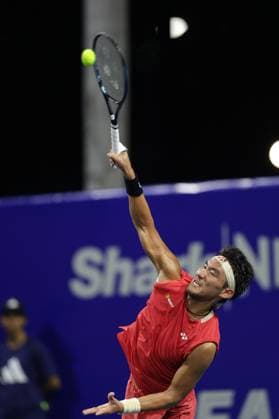 (250226) -- ACAPULCO, Feb. 26, 2025 -- Bu Yunchaokete of China serves during the men s singles round of 32 match against Alex Michelsen of the United States at the 2025 ATP, Tennis Herren Mexican Open tennis tournament in Acapulco, Mexico, Feb. 26, 2025. (Photo by Xinhua) (SP)MEXICO-ACAPULCO-TENNIS-ATP-MEXICAN OPEN-MEN S SINGLES FranciscoxCanedo 
