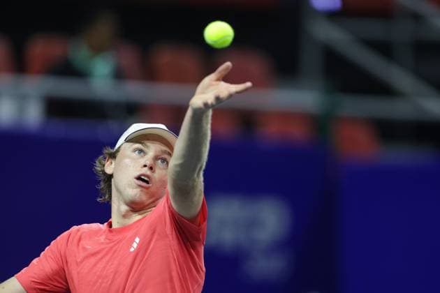 (250226) -- ACAPULCO, Feb. 26, 2025 -- Alex Michelsen of the United States serves during the men s singles round of 32 match against Bu Yunchaokete of China at the 2025 ATP, Tennis Herren Mexican Open tennis tournament in Acapulco, Mexico, Feb. 26, 2025. (Photo by Xinhua) (SP)MEXICO-ACAPULCO-TENNIS-ATP-MEXICAN OPEN-MEN S SINGLES FranciscoxCanedo 