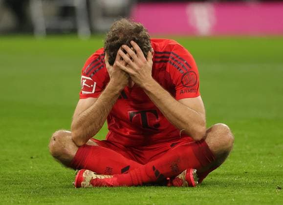 23 02 2025, 1 Bundesliga, FC Bayern Muenchen vs Eintracht Frankfurt, Allianz Arena Muenchen, Fußball, Sport, im Bild Thomas Mueller FC Bayern Muenchen brummt den Schedel nach ein Zusammenstoß mit Rasmus Kristensen Eintracht Frankfurt DFB regulations prohibit any use of photographs as image sequences and or quasi video