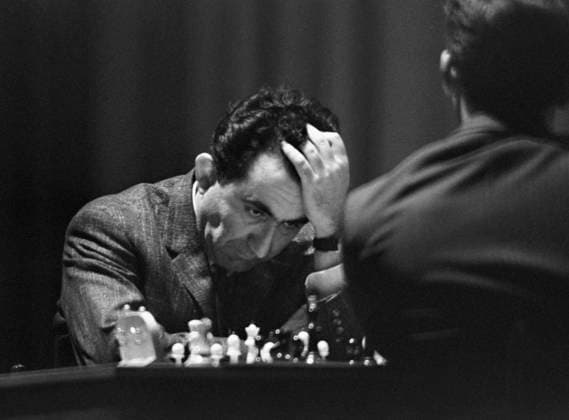 Archivbilder der Woche SPORT KW09 May 1-14, 1969. Moscow, USSR. World champion, international grandmaster Tigran Petrosyan thinking over his next move in a game against the challenger, grandmaster Boris Spassky compete during the match for the World Chess Championship at the Variety Theatre. The exact date of the photograph is unknown. Viktor Shandrin TASS  32434506