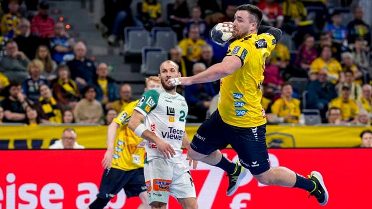 Sport Themen der Woche KW09 Sport Bilder des Tages v.li.: Marcel Schiller (Göppingen, 24), Jannik Kohlbacher (RNL, 80), beim Sprungwurf, Wurf, Torwurf, Action, Aktion, Spielszene, 26.02.2025, Mannheim (Deutschland), Handball, Bundesliga, Rhein-Neckar Löwen - Frisch Auf Göppingen *** from left Marcel Schiller Göppingen, 24 , Jannik Kohlbacher RNL, 80 , during jump shot, throw, goal shot, action, action, game scene, 26 02 2025, Mannheim Germany , Handball, Bundesliga, Rhein Neckar Löwen Frisch Auf Göppingen xozx