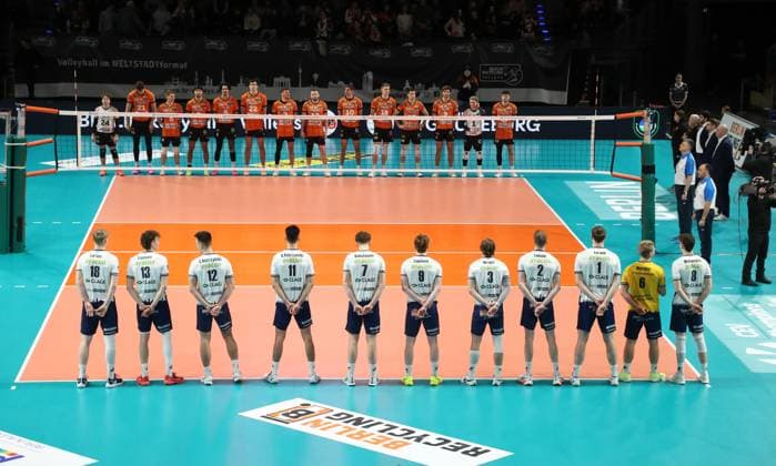 Welcoming the teams before the start of the match Overview Sport Volleyball CL Champions League Round of 16 Mens season 2024 2025 26 02 2025 BR Volleys Berlin BRV vs SVG Lüneburg