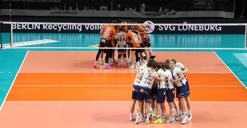 Welcoming the teams before the start of the match Overview Sport Volleyball CL Champions League Round of 16 Mens season 2024 2025 26 02 2025 BR Volleys Berlin BRV vs SVG Lüneburg