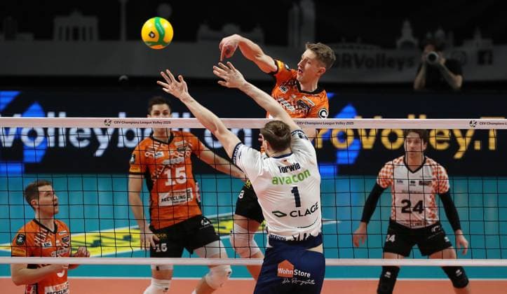 Florian Krage in attack, Simon Torwie duel Game scene Action Sport Volleyball CL Champions League Round of 16 Mens season 2024 2025 26 02 2025 BR Volleys Berlin BRV vs SVG Lüneburg