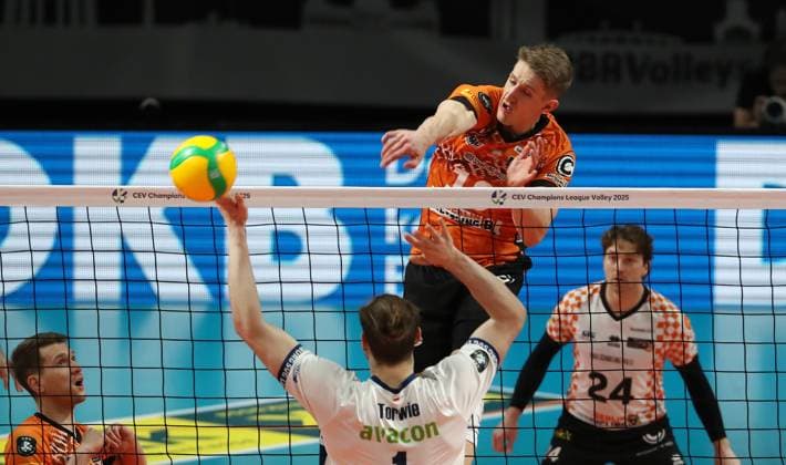 Florian Krage in attack, Simon Torwie duel Game scene Action Sport Volleyball CL Champions League Round of 16 Mens season 2024 2025 26 02 2025 BR Volleys Berlin BRV vs SVG Lüneburg