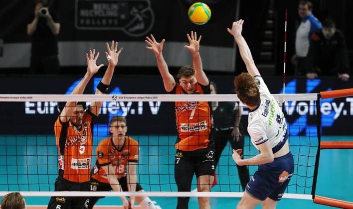 Oskar Espeland in attack, Nehemiah Mote, Simon Plaskie duel Match scene Action Sport Volleyball CL Champions League Round of 16 Mens season 2024 2025 26 02 2025 BR Volleys Berlin BRV vs SVG Lüneburg