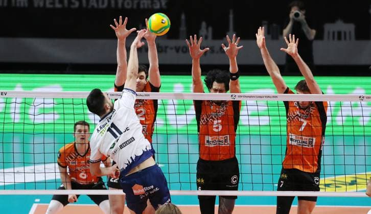 Xander Ketrzynski in attack, Jake Hanes, Nehemiah Mote, Simon Plaskie duel Match scene Action Sport Volleyball CL Champions League Round of 16 Mens season 2024 2025 26 02 2025 BR Volleys Berlin BRV vs SVG Lüneburg