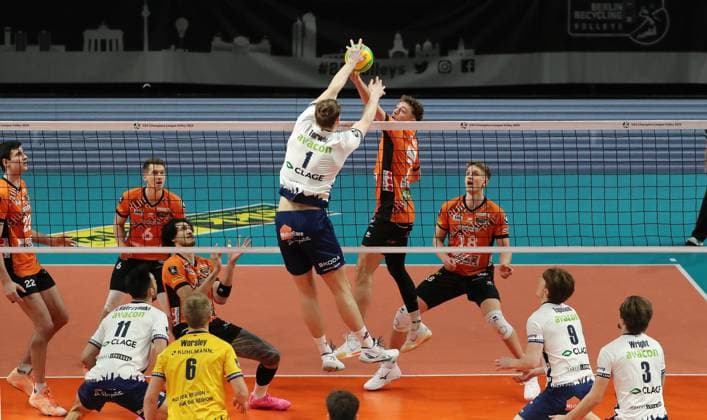 Simon Torwie, Simon Plaskie duel Match scene Action Sport Volleyball CL Champions League Round of 16 Mens season 2024 2025 26 02 2025 BR Volleys Berlin BRV vs SVG Lüneburg