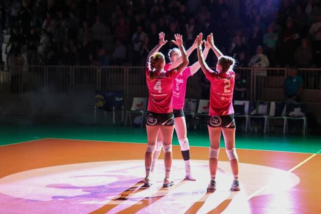 Wiesbaden, Germany February 26, 2025 1 VBL Women 2024 2025 VC Wiesbaden vs USC Münster Pictured Tanja Grosser VCW, 4 , Hannah Hartmann VCW, 5 , Janneke Lene Füllgrabe Fuellgrabe VCW, 2 , Halle am Platz der deutschen Ein Berlin Copyright: xFotostandx xUlrichxScherbaumx