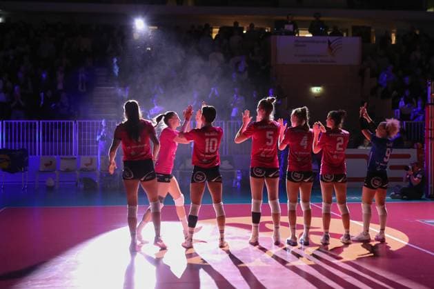 Wiesbaden, Germany February 26, 2025 1 VBL Women 2024 2025 VC Wiesbaden vs USC Münster In the picture the players from Wiesbaden at the start of the match, hall at Platz der deutschen Ein Berlin Copyright: xFotostandx xUlrichxScherbaumx