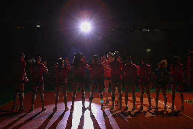 Wiesbaden, Germany February 26, 2025 1 VBL Women 2024 2025 VC Wiesbaden vs USC Münster In the picture the players from Wiesbaden at the start of the match, hall at Platz der deutschen Ein Berlin Copyright: xFotostandx xUlrichxScherbaumx