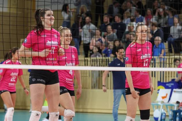 Wiesbaden, Germany February 26, 2025 1 VBL Women 2024 2025 VC Wiesbaden vs USC Münster In the picture Celine Jebens VCW, 11 , Tanja Grosser VCW, 4 , Rachel Gomez VCW, 17 , Halle am Platz der deutschen Ein Berlin Copyright: xFotostandx xUlrichxScherbaumx