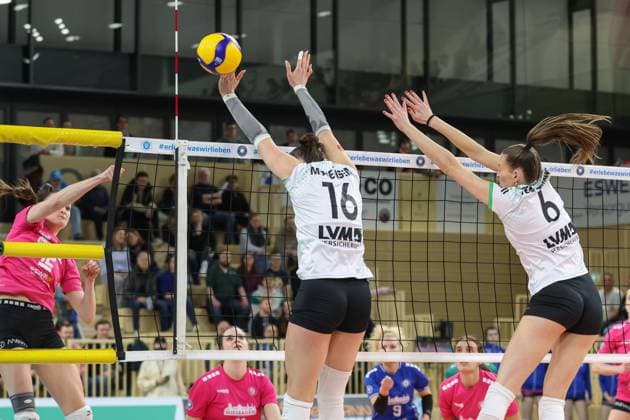 Wiesbaden, Germany February 26, 2025 1 VBL Women 2024 2025 VC Wiesbaden vs USC Münster In the picture Nina Herelova VCW, 12 , Mikala Mogensen Münster, 16 , Marije ten Brinke Münster, 6 , Halle am Platz der deutschen Ein Berlin Copyright: xFotostandx xUlrichxScherbaumx