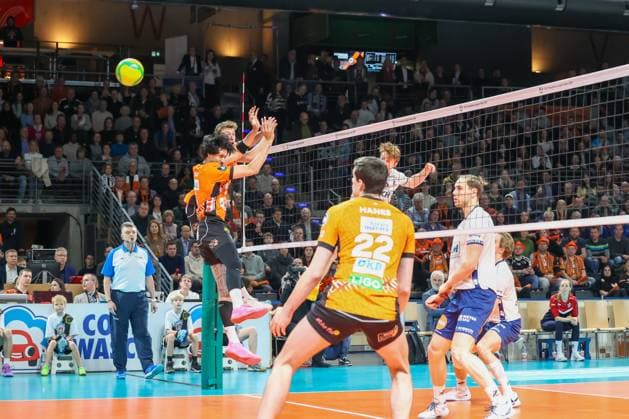 Nehemiah Mote BR Volleys, 05 cant stop the smash from the Lüneburg player, BR Volleys vs SVG Lüneburg Champions League Playoffs second leg, 2025 02 26 Berlin Berlin Land Copyright: xFootxBowl ThomasxSobotzkix