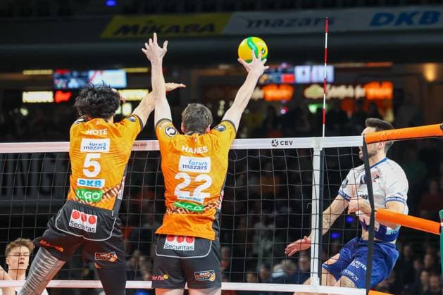 Nehemiah Mote BR Volleys, 05 Jake Hanes BR Volleys, 22 in defense, BR Volleys vs SVG Lüneburg Champions League Playoffs second leg, 2025 02 26 Berlin Berlin Land Copyright: xFootxBowl ThomasxSobotzkix