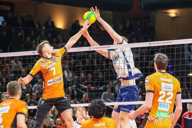 Simon Plaskie BR Volleys, 07 lobs the ball over the net, BR Volleys vs SVG Lüneburg Champions League Playoffs second leg, 2025 02 26 Berlin Berlin Land Copyright: xFootxBowl ThomasxSobotzkix