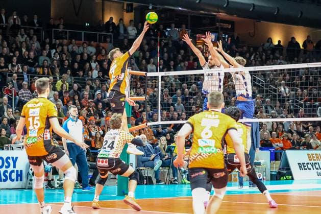 Simon Plaskie BR Volleys, 07 jumping with the ball at the netBR Volleys vs SVG Lüneburg Champions League Playoffs second leg, 2025 02 26 Berlin Berlin Land Copyright: xFootxBowl ThomasxSobotzkix