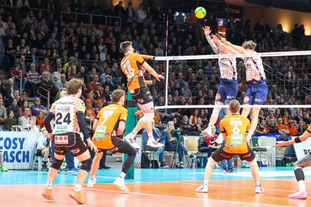 The Lüneburg team in defense after Moritz Reichert BR Volleys, 15 put the ball over the net BR Volleys vs SVG Lüneburg Champions League Playoffs second leg, 2025 02 26 Berlin Berlin Land Copyright: xFootxBowl ThomasxSobotzkix