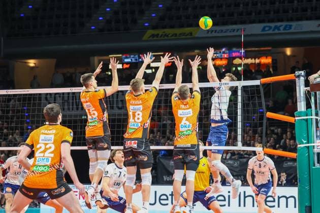Moritz Reichert BR Volleys, 15 , Florian Krage BR Volleys, 18 and 06BBR in defense at the net, BR Volleys vs SVG Lüneburg Champions League Playoffs second leg, 2025 02 26 Berlin Berlin Land Copyright: xFootxBowl ThomasxSobotzkix