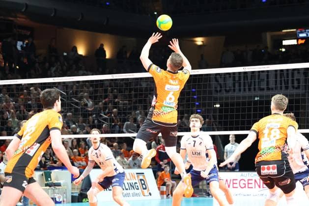 Johannes Tille BR Volleys, 06 with the pass to the teammate, BR Volleys vs SVG Lüneburg Champions League Playoffs second leg, 2025 02 26 Berlin Berlin Land Copyright: xFootxBowl ThomasxSobotzkix