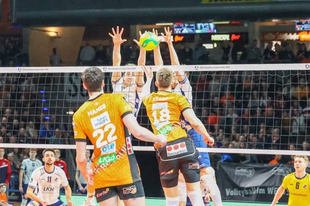 Jake Hanes BR Volleys, 22 and 18 BBR at the net, Lüneburg in defense, BR Volleys vs SVG Lüneburg Champions League Playoffs second leg, 2025 02 26 Berlin Berlin Land Copyright: xFootxBowl ThomasxSobotzkix