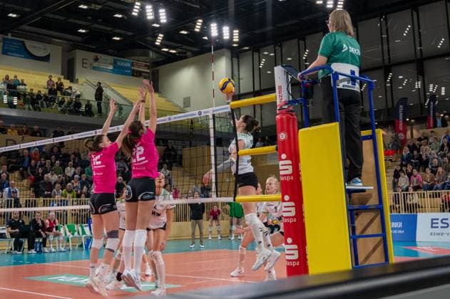 26 02 2025, xhfmx, Volleyball 1 Bundesliga Damen, VC Wiesbaden USC Münster v l Mikala Mogensen USC Münster with the point attempt Nina Wienand Herelova VC Wiesbaden and Ana Marija Jonjev VC Wiesbaden block at the net DFL DFB REGULATIONS PROHIBIT ANY USE OF PHOTOGRAPHS as IMAGE SEQUENCES and or QUASI VIDEO Wiesbaden
