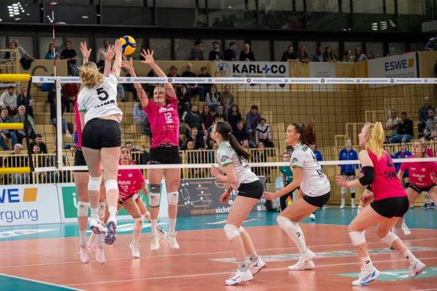 26 02 2025, xhfmx, Volleyball 1 Bundesliga Damen, VC Wiesbaden USC Münster v l Rosa Entius USC Münster with the strike ball and the block attempt by Hannah Hartmann VC Wiesbaden DFL DFB REGULATIONS PROHIBIT ANY USE OF PHOTOGRAPHS as IMAGE SEQUENCES and or QUASI VIDEO Wiesbaden