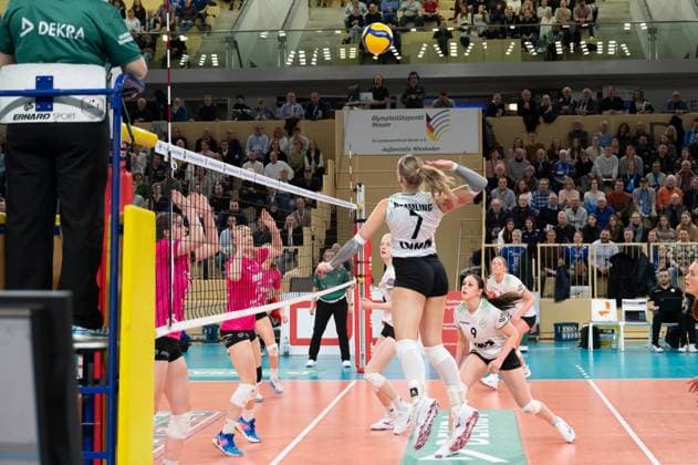 26 02 2025, xhfmx, Volleyball 1 Bundesliga Damen, VC Wiesbaden USC Münster v l Elena Kömmling USC Münster with the ball into the half of VC Wiesbaden DFL DFB REGULATIONS PROHIBIT ANY USE OF PHOTOGRAPHS as IMAGE SEQUENCES and or QUASI VIDEO Wiesbaden