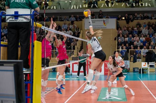 26 02 2025, xhfmx, Volleyball 1 Bundesliga Damen, VC Wiesbaden USC Münster v l Elena Kömmling USC Münster with the ball into the half of VC Wiesbaden DFL DFB REGULATIONS PROHIBIT ANY USE OF PHOTOGRAPHS as IMAGE SEQUENCES and or QUASI VIDEO Wiesbaden