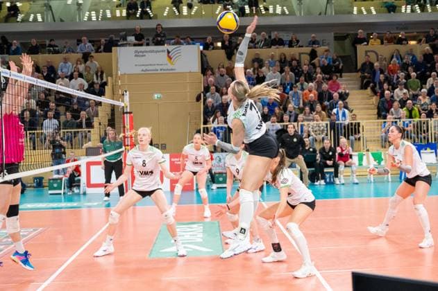 26 02 2025, xhfmx, Volleyball 1 Bundesliga Damen, VC Wiesbaden USC Münster v l Elena Kömmling USC Münster with the ball into the half of VC Wiesbaden DFL DFB REGULATIONS PROHIBIT ANY USE OF PHOTOGRAPHS as IMAGE SEQUENCES and or QUASI VIDEO Wiesbaden