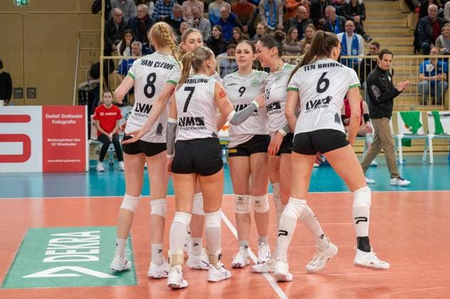 26 02 2025, xhfmx, Volleyball 1 Bundesliga Damen, VC Wiesbaden USC Münster v l Elena Kömmling USC Münster , Marije ten Brinke USC Münster and her teammates celebrate a point win DFL DFB REGULATIONS PROHIBIT ANY USE OF PHOTOGRAPHS as IMAGE SEQUENCES and or QUASI VIDEO Wiesbaden
