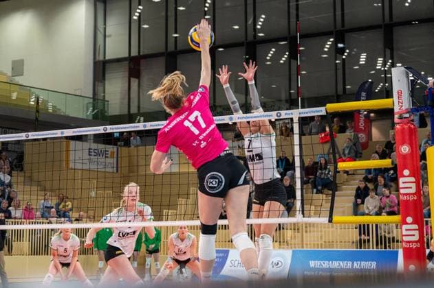 26 02 2025, xhfmx, Volleyball 1 Bundesliga Damen, VC Wiesbaden USC Münster v l Rachel Joy Gomez VC Wiesbaden with the stroke ball, block attempt by Elena Kömmling USC Münster DFL DFB REGULATIONS PROHIBIT ANY USE OF PHOTOGRAPHS as IMAGE SEQUENCES and or QUASI VIDEO Wiesbaden