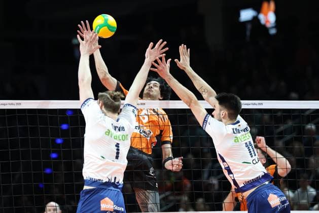 CEV Champions League BRVolleys SVG Lüneburg Successful attack by Nehemiah Mote BR Volleys, 5 against the block of Simon Torwie SVG Lüneburg, 1 , left and Xander Ketrzynski SVG Lüneburg, 11 , during the match in the CEV Champions League BRVolleys SVG Lüneburg in Berlin, Max Schmeling Halle, on 26 02 2025 Copyright: xBEAUTIFULxSPORTS Frankex
