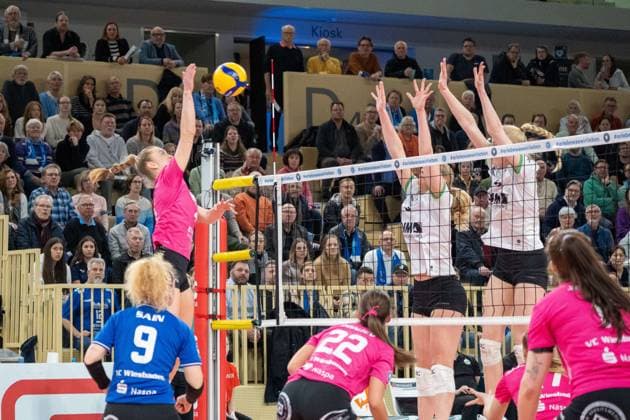 26 02 2025, xhfmx, Volleyball 1 Bundesliga Damen, VC Wiesbaden USC Münster v l Tanja Großer VC Wiesbaden mit dem Schlagball DFL DFB REGULATIONS PROHIBIT ANY USE OF PHOTOGRAPHS as IMAGE SEQUENCES and or QUASI VIDEO Wiesbaden