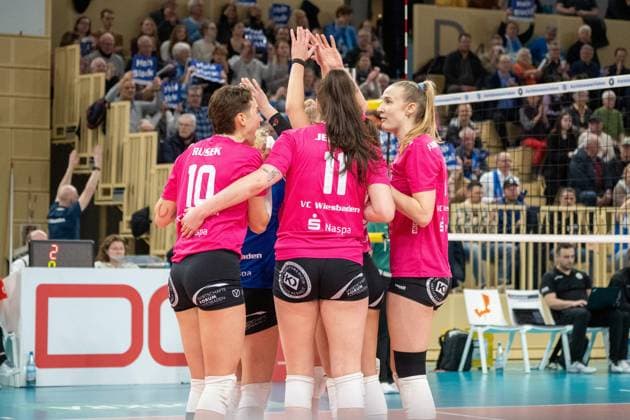 26 02 2025, xhfmx, Volleyball 1 Bundesliga Damen, VC Wiesbaden USC Münster v l Celine Jebens VC Wiesbaden celebrates a point against USC Münster with her teammates Ana Marija Jonjev VC Wiesbaden , Olivia Rusek VC Wiesbaden DFL DFB REGULATIONS PROHIBIT ANY USE OF PHOTOGRAPHS as IMAGE SEQUENCES and or QUASI VIDEO Wiesbaden
