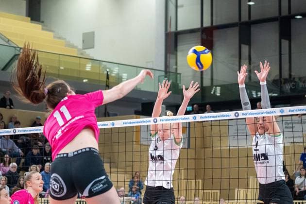 26 02 2025, xhfmx, Volleyball 1 Bundesliga Damen, VC Wiesbaden USC Münster v l Celine Jebens VC Wiesbaden against the block Rosa Entius USC Münster , Marije ten Brinke USC Münster DFL DFB REGULATIONS PROHIBIT ANY USE OF PHOTOGRAPHS as IMAGE SEQUENCES and or QUASI VIDEO Wiesbaden